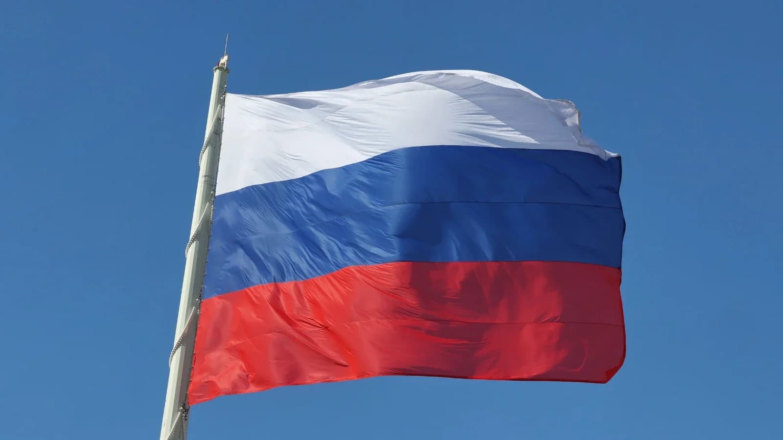 В Салехарде заменят флаг, поврежденный ветром