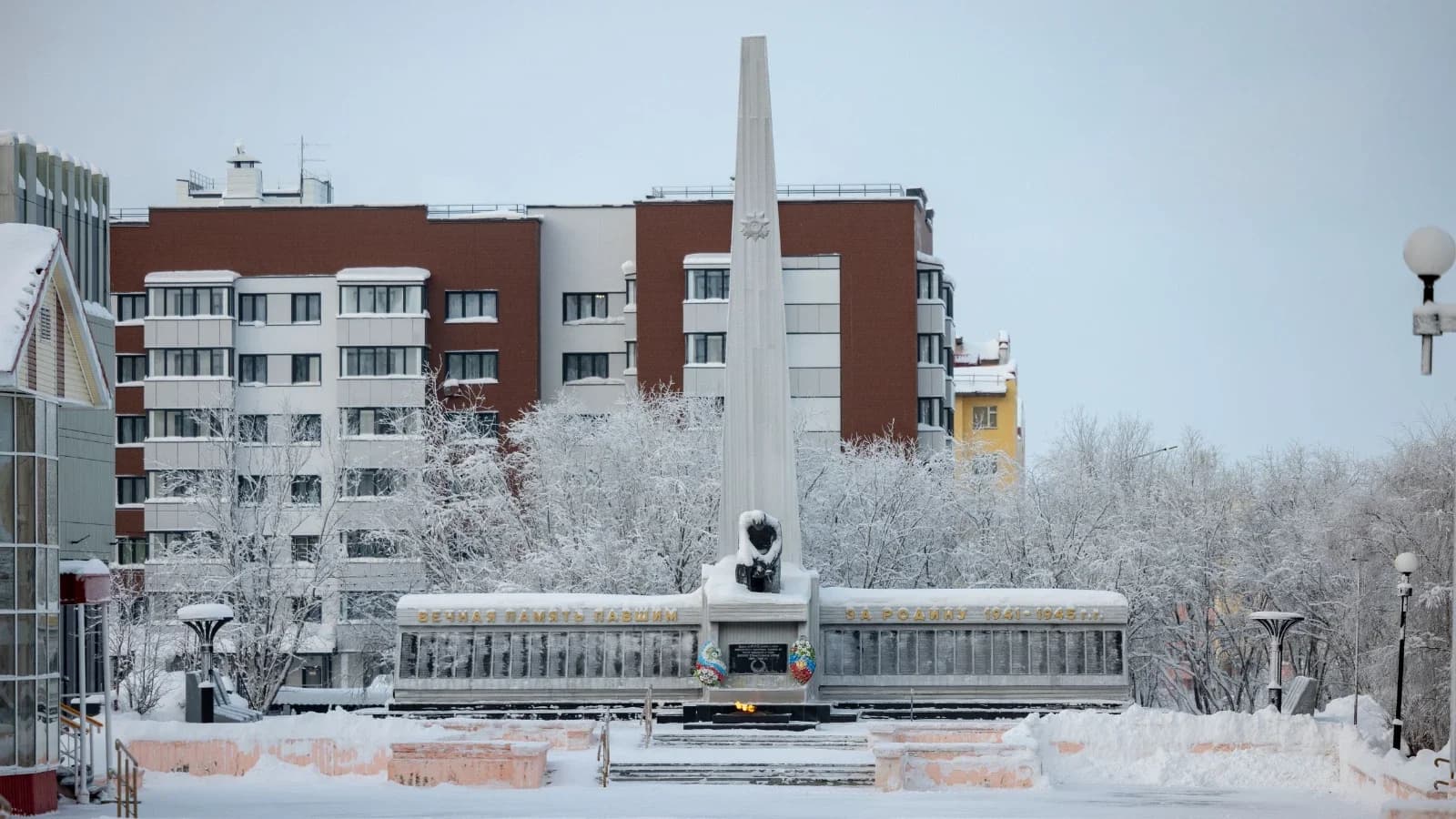 В Салехарде временно демонтируют барельефы и монументы на площади Победы