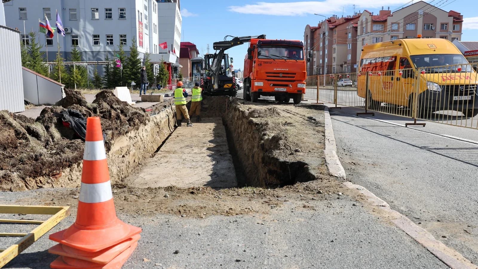 В Салехарде перекрыли тротуар рядом с «Мамонтенком»