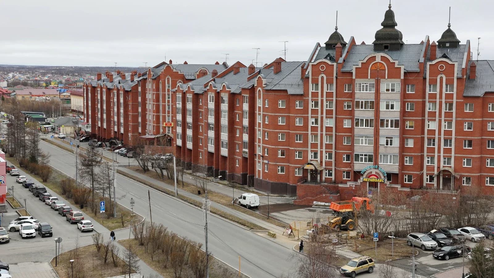 Новый асфальт положили у школы в Салехарде