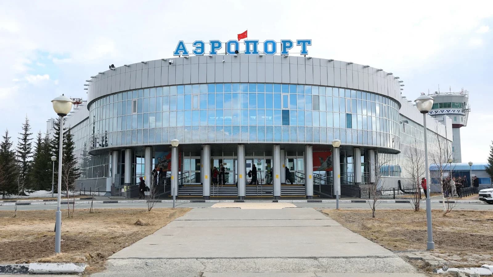 Задержки и отмены рейсов произошли в аэропорту Салехарда 18 июня