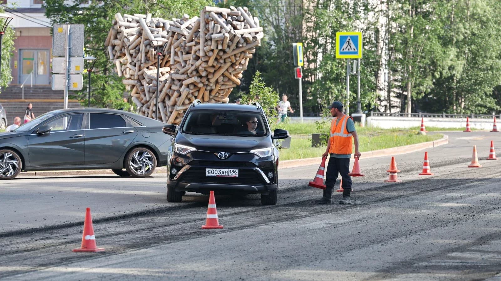 На улице Матросова в Салехарде открыли движение после укладки асфальта
