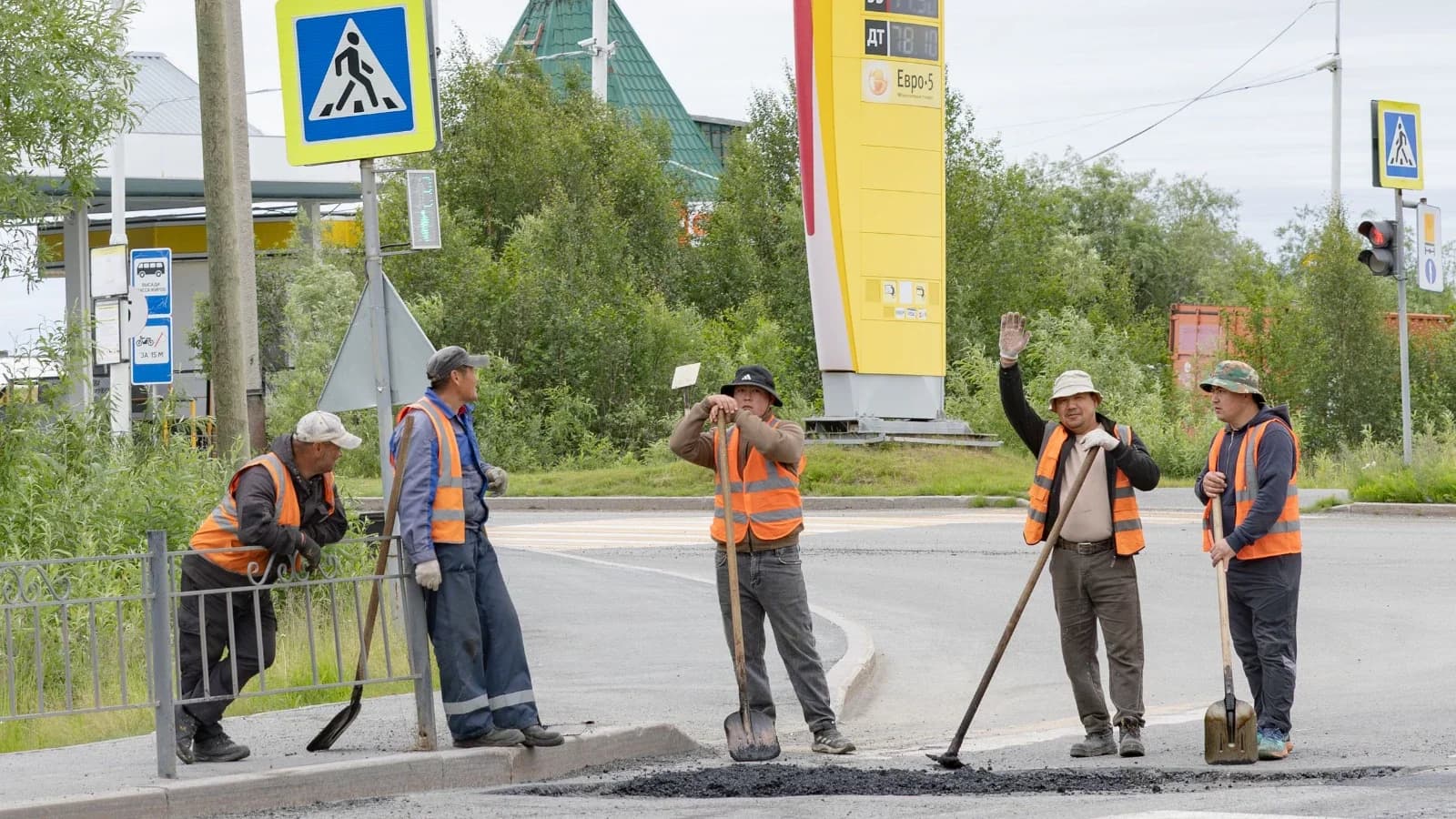 В Салехарде перекрыли перекресток на улице Республики