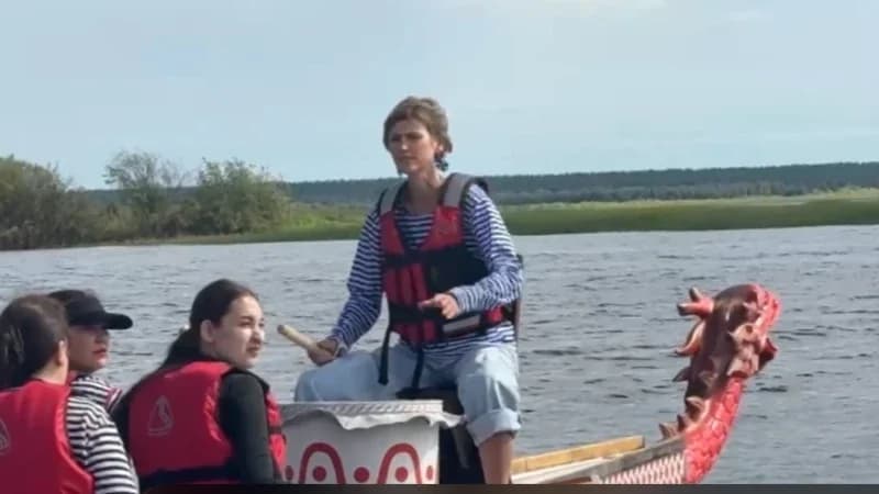 В Салехарде на Дне рыбака идут катания на «драконах». Фото