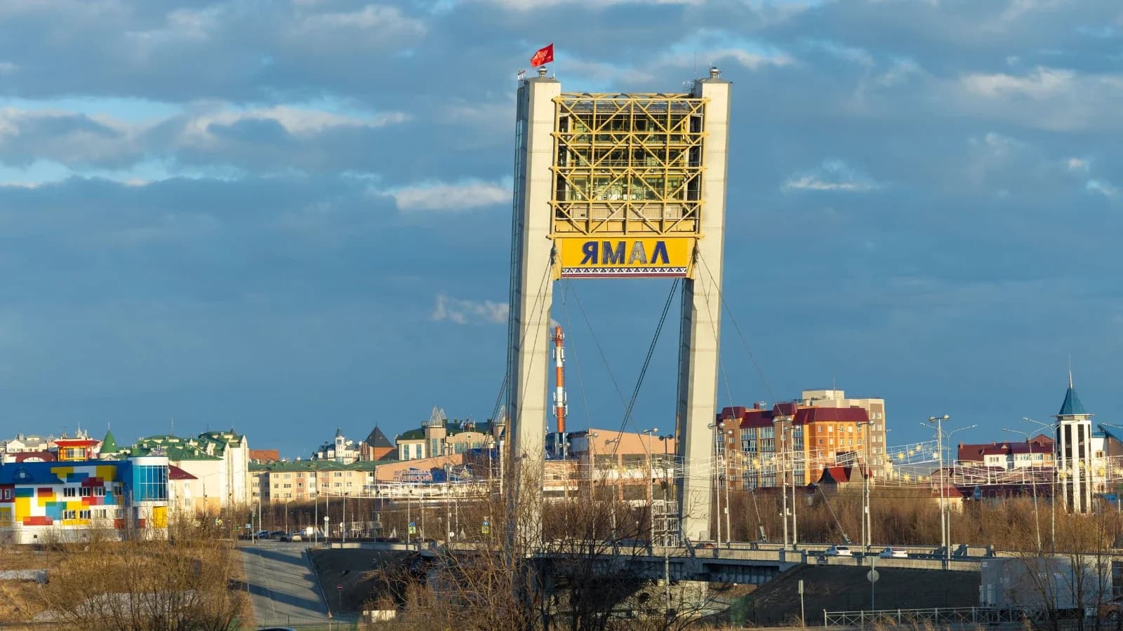 Светофор на Кнунянца и мост «Факел» в Салехарде отключат от электричества