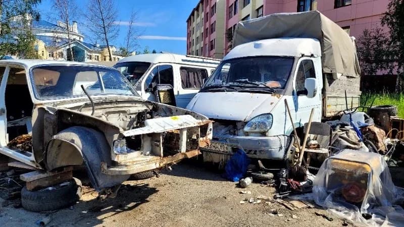 Арктическая история повторяется: десятки единиц автохлама заполонили дворы Салехарда