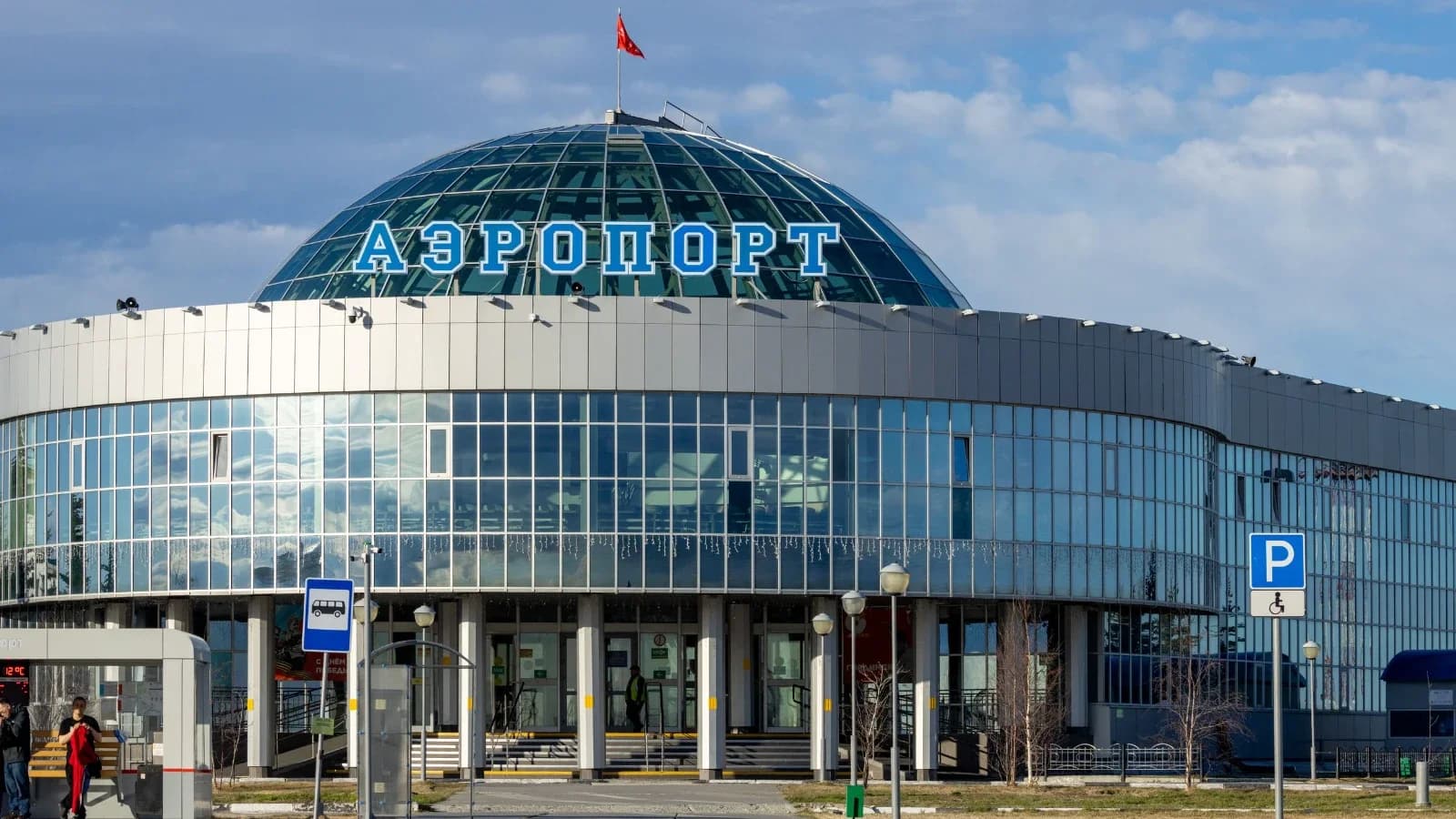 Салехардцы не смогли вылететь в Ханты-Мансийск и Санкт-Петербург