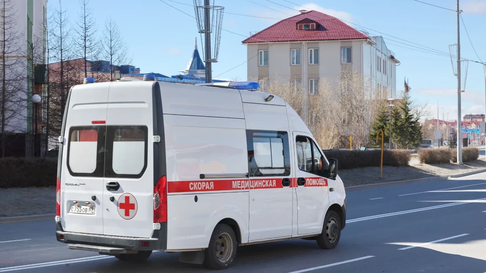 Двухлетнюю девочку увезла скорая после наезда во дворе