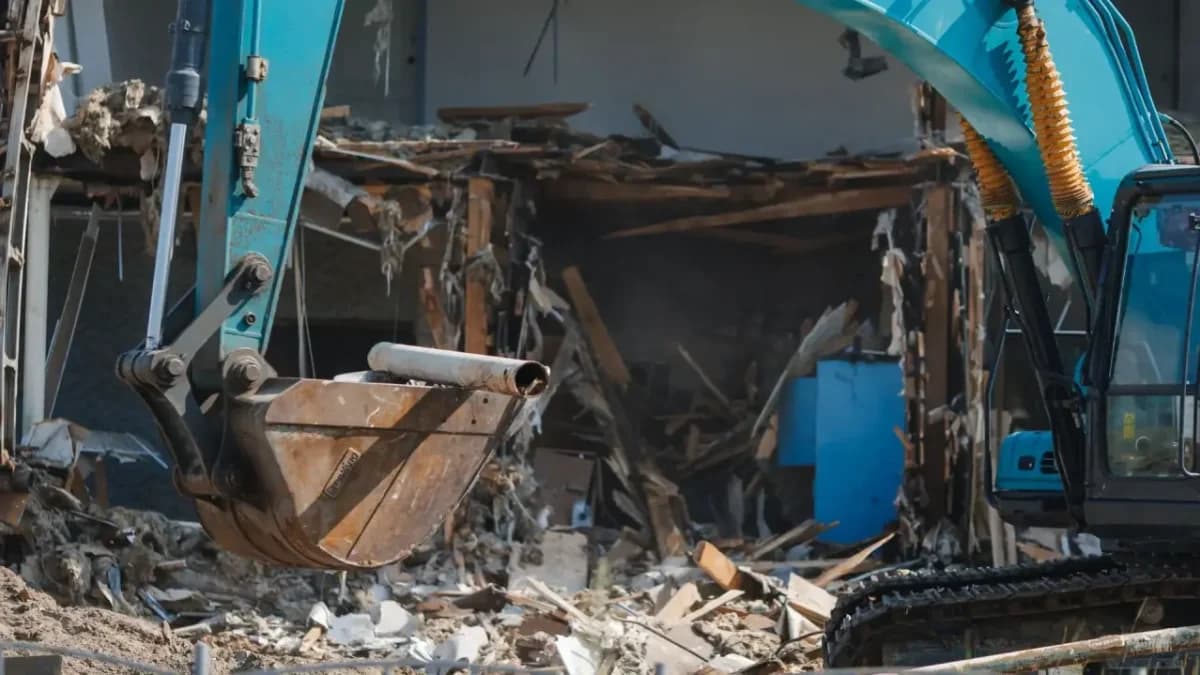 Аварийное здание старой школы снесут в Салехарде