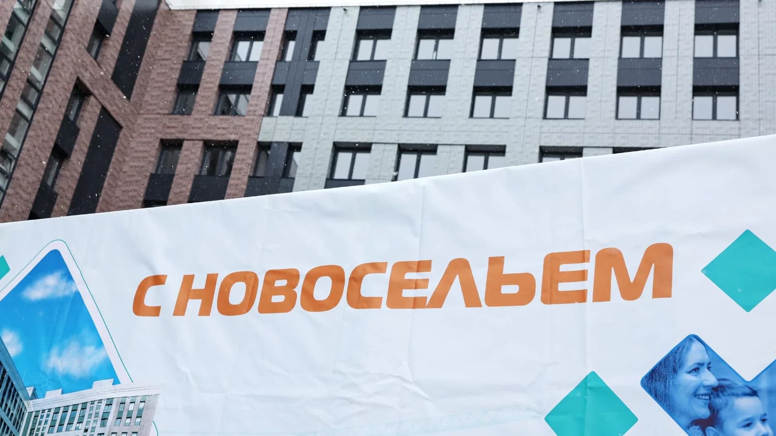 Семья Линник из Салехарда переехала в новую квартиру: губернатор поздравил новоселов