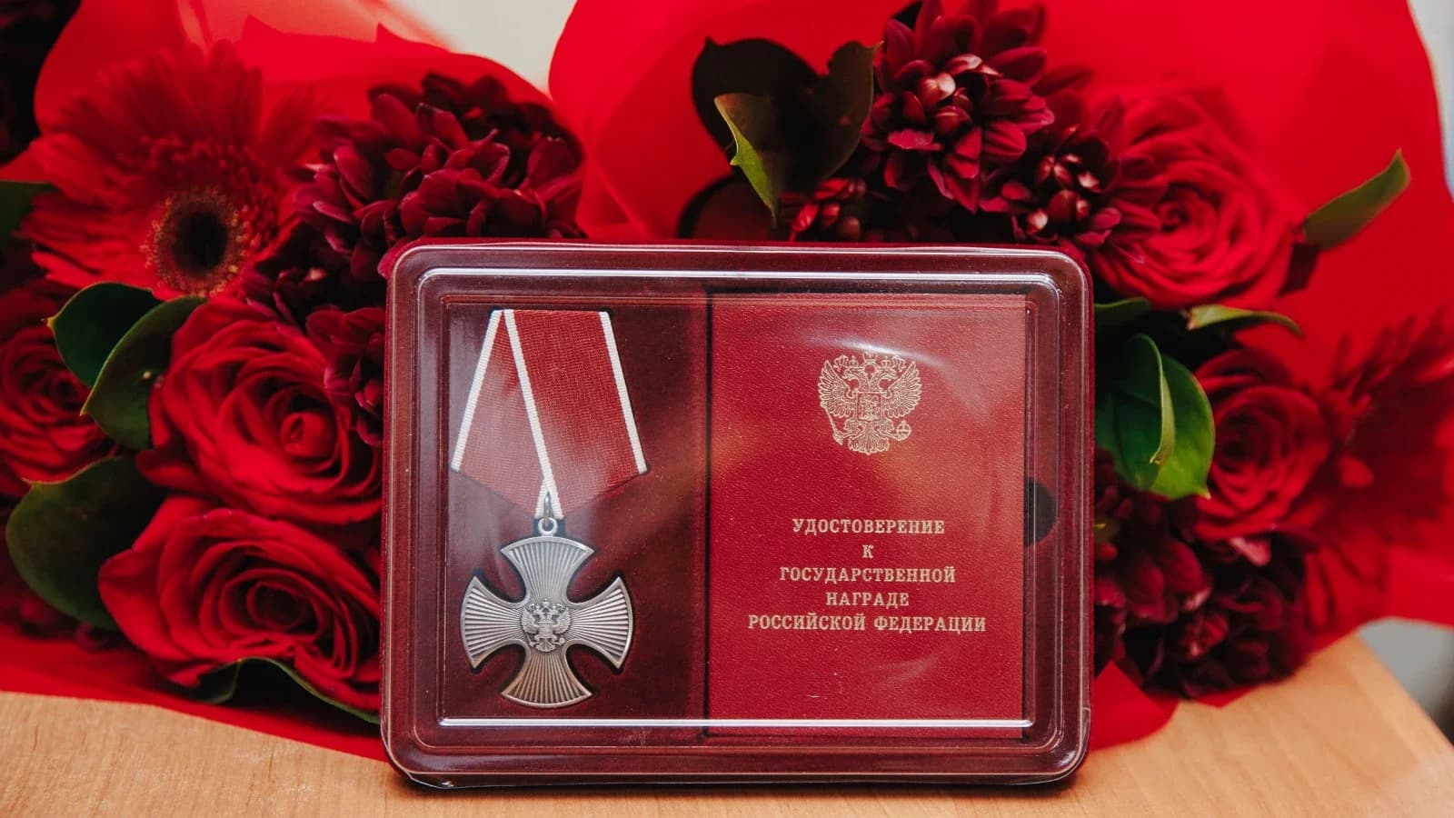 Глава Салехарда Титовский передал орден семье многодетного бойца