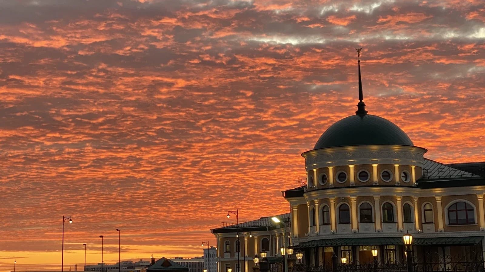 Багровый закат поразил жителей Салехарда. Фото