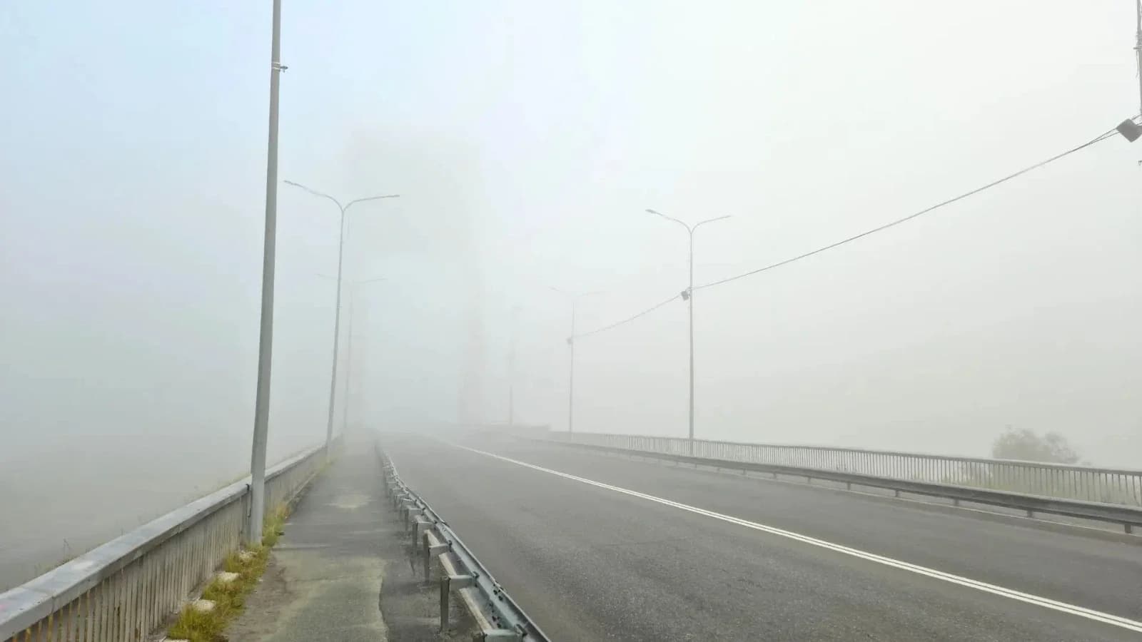 После багрового заката Салехард окутал густой туман. Фото