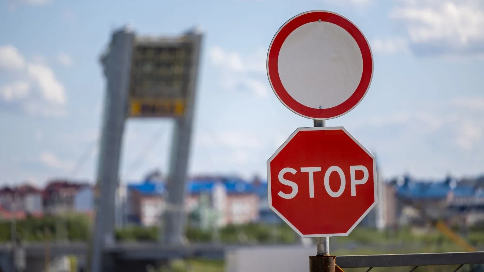 В Салехарде временно ограничат движение транспорта у паромной переправы