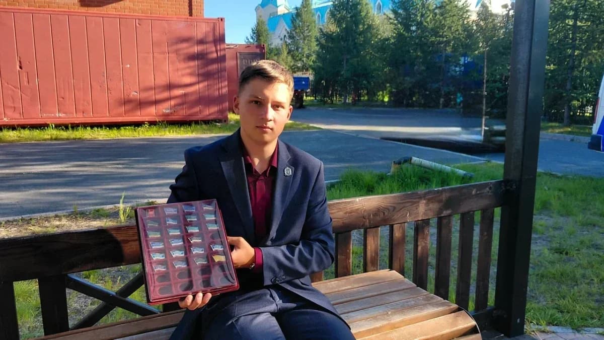 Лицеист из Салехарда открыл выставку знаков, посвященных развитию дум ЯНАО