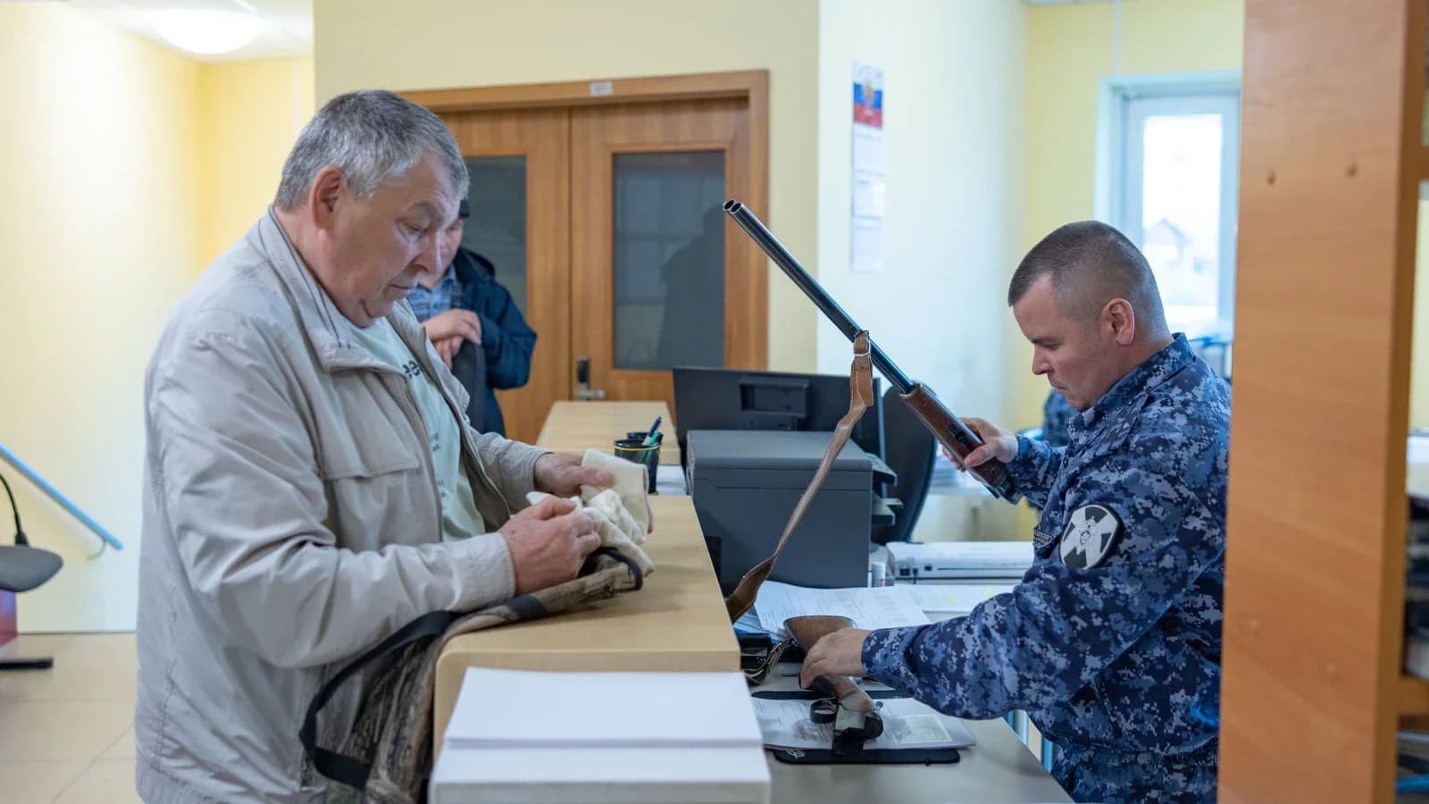 Десять стволов добровольно сдали жители Салехарда за лето