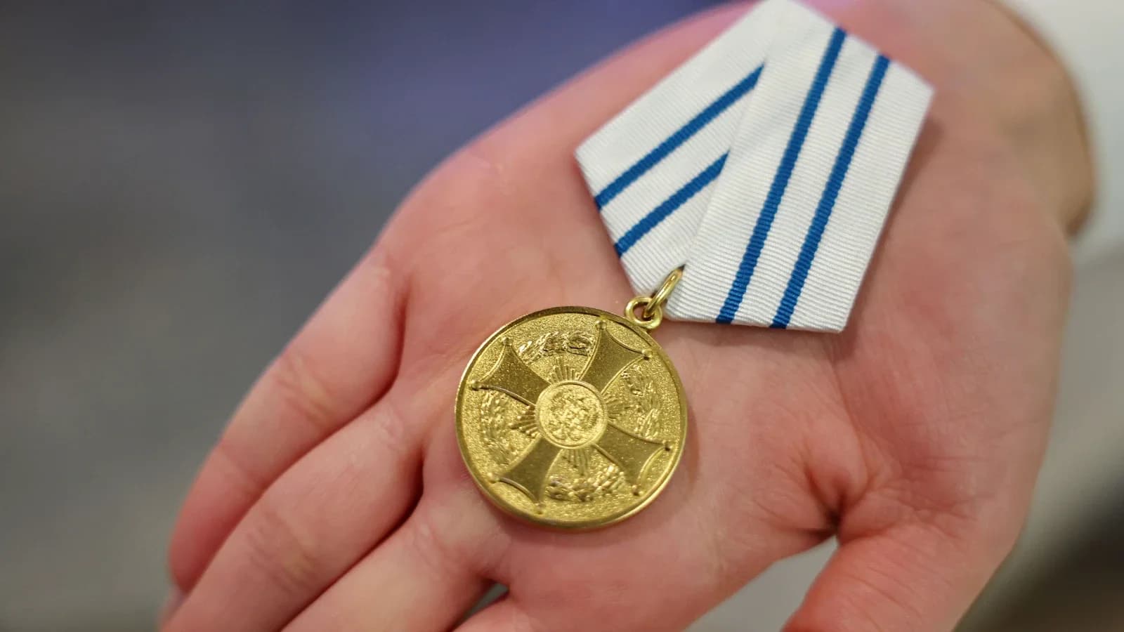 Глава Ямала вручил медаль многодетной маме из Салехарда