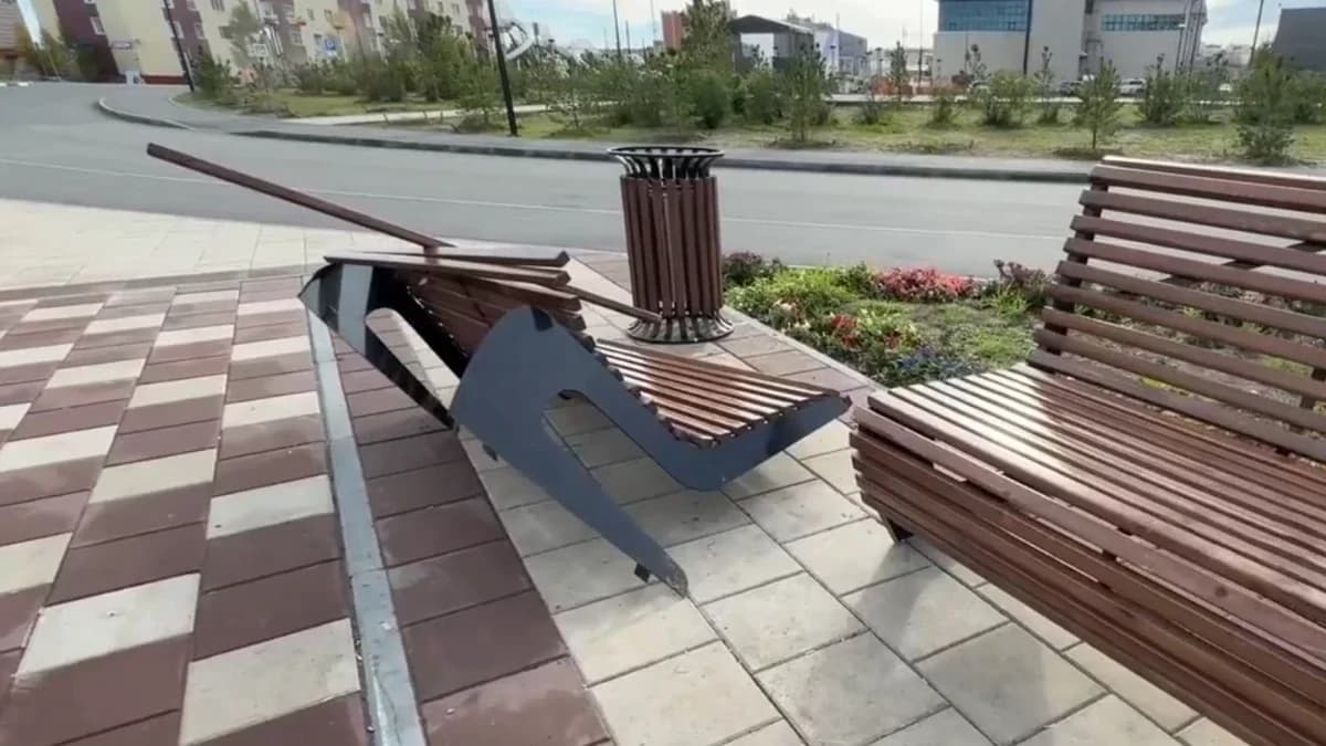 Вандалы разрушили скамейки у собора в Салехарде