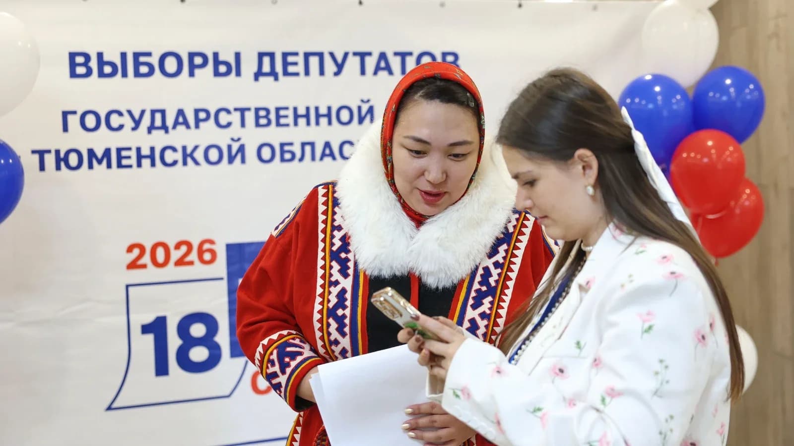 Депутат гордумы Салехарда проголосовала в национальном костюме. Фото