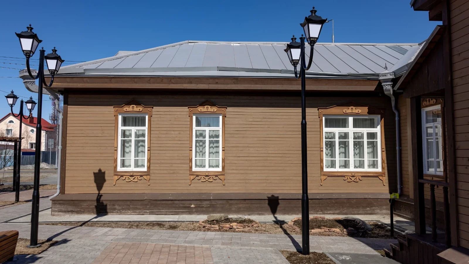 «Аутентичность и современность»: этнофутурист Бушков представит картины в Салехарде