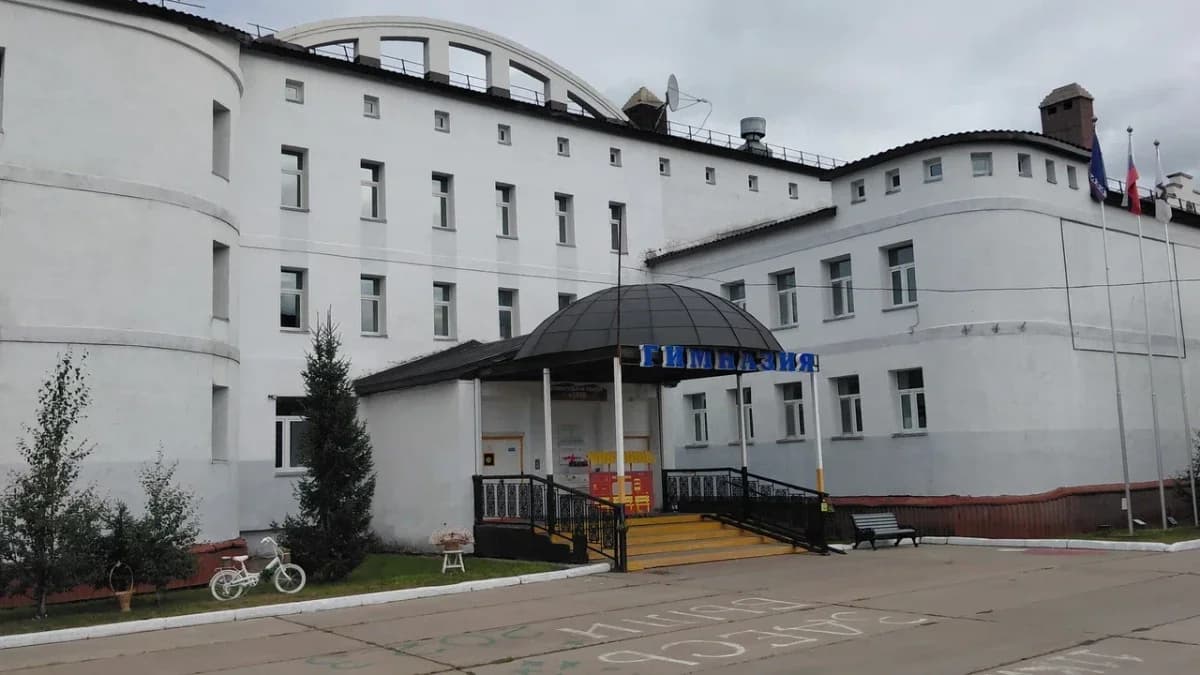 В Салехарде из-за аварии закрылась школа