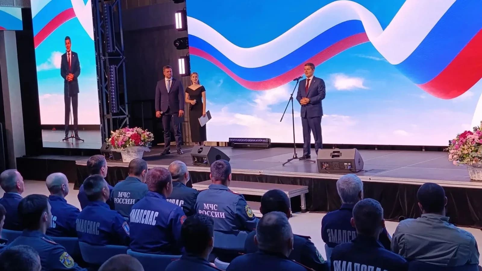 Дмитрий Артюхов наградил ликвидаторов природных пожаров на Ямале