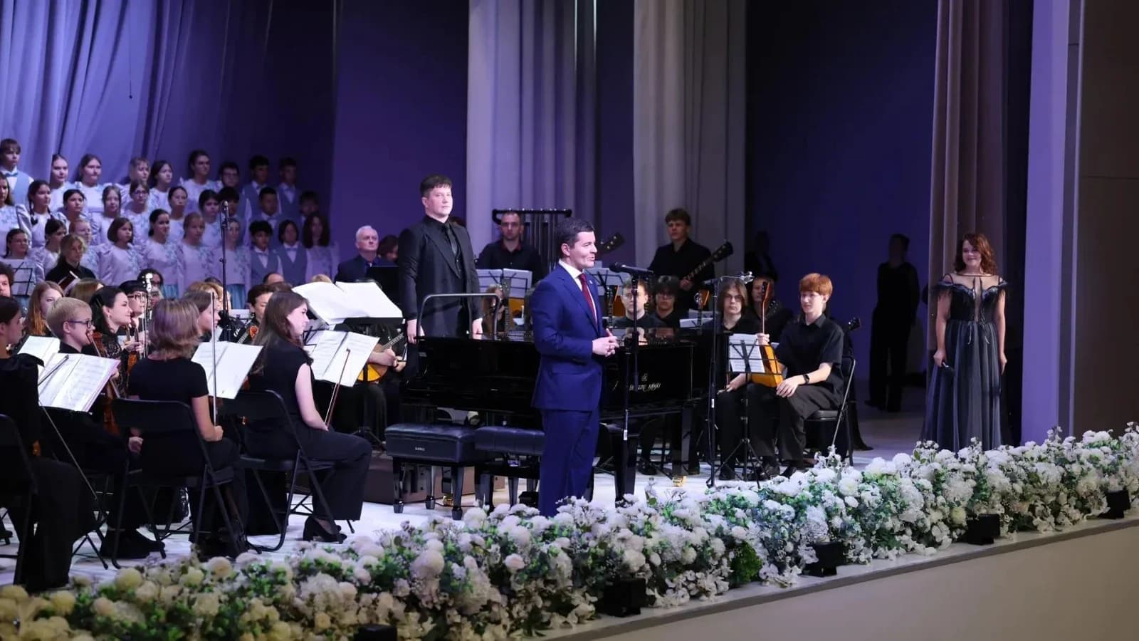 «Школа –– второй дом»: Дмитрий Артюхов наградил педагогов Ямала