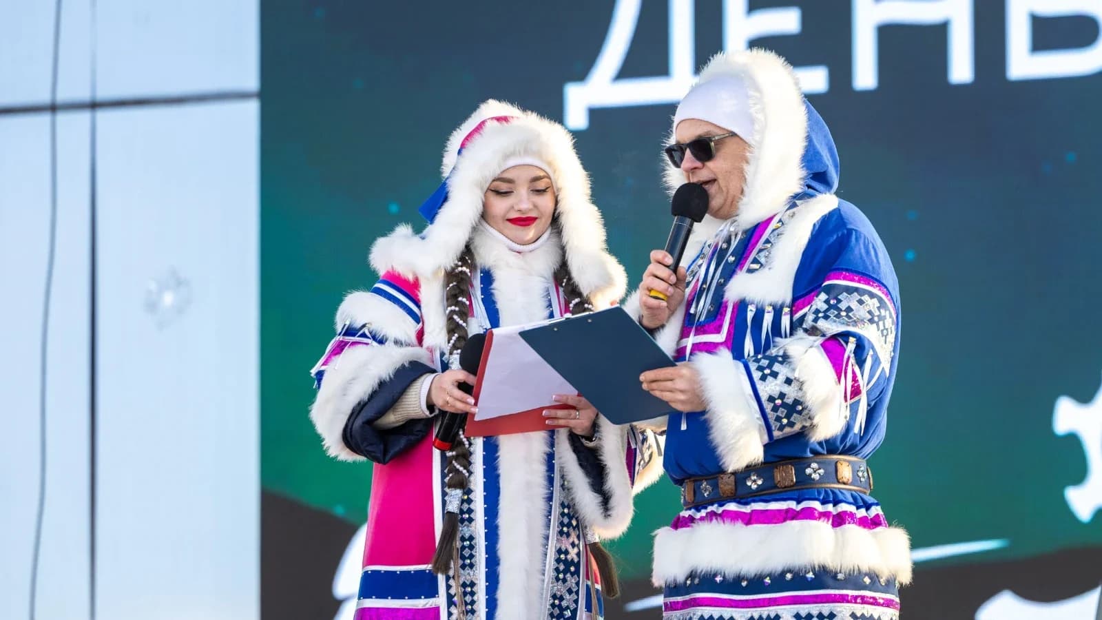 Девушка в ягушке и мужчина в малице